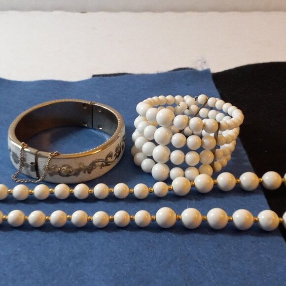 Vintage Beaded Necklace and Bracelets - Picture 2 of 7